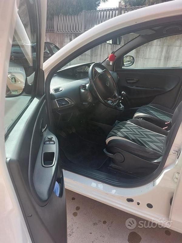 Usata Lancia Ypsilon 69 CV (50 kW) 2016 Bianco Utilitaria