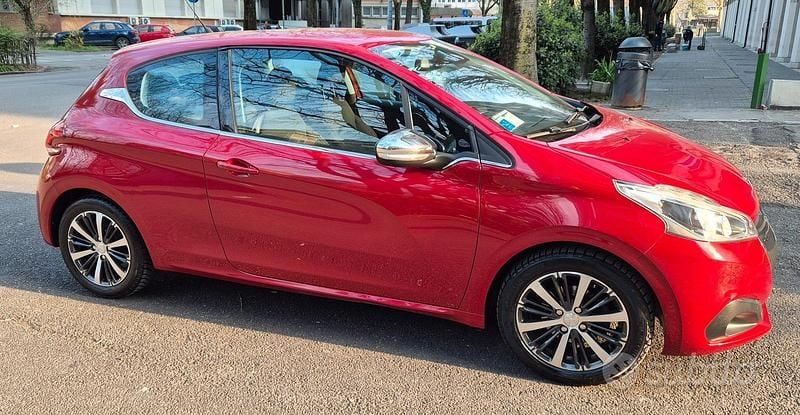 Usata Peugeot 208 110 CV (80 kW) 2015 Rosso Utilitaria
