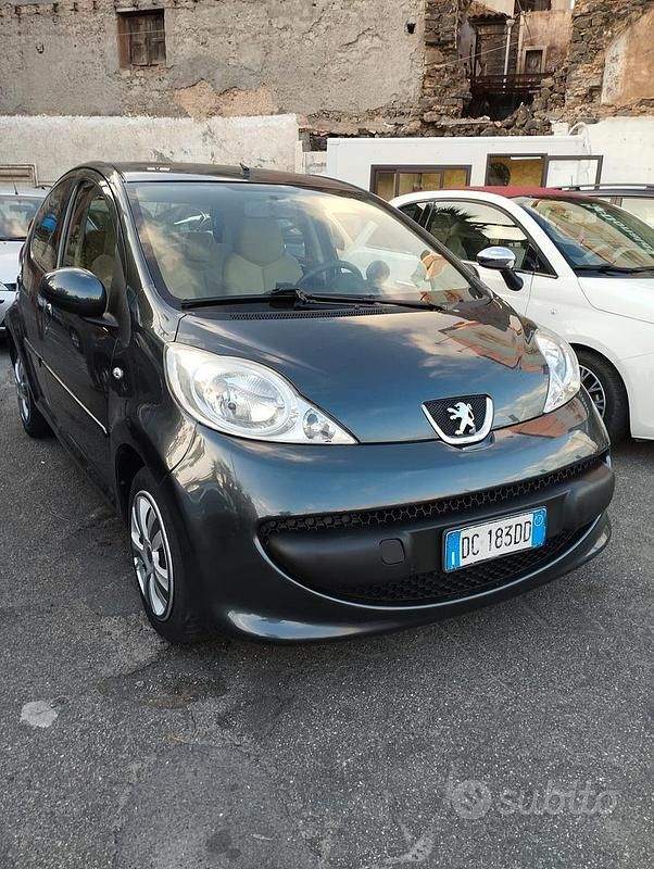 Verde Usata 2006 Peugeot 107 Due volumi | 4490 € (Molto cara) - Immagine 1/4