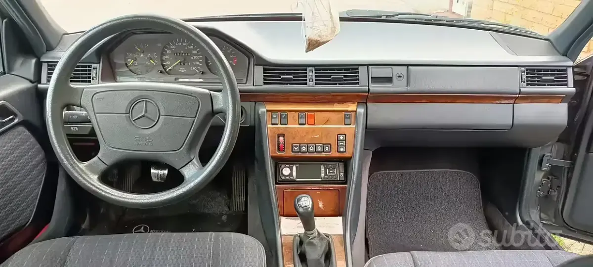 Usata Mercedes E200 136 CV (100 kW) 1993 Nero Berlina