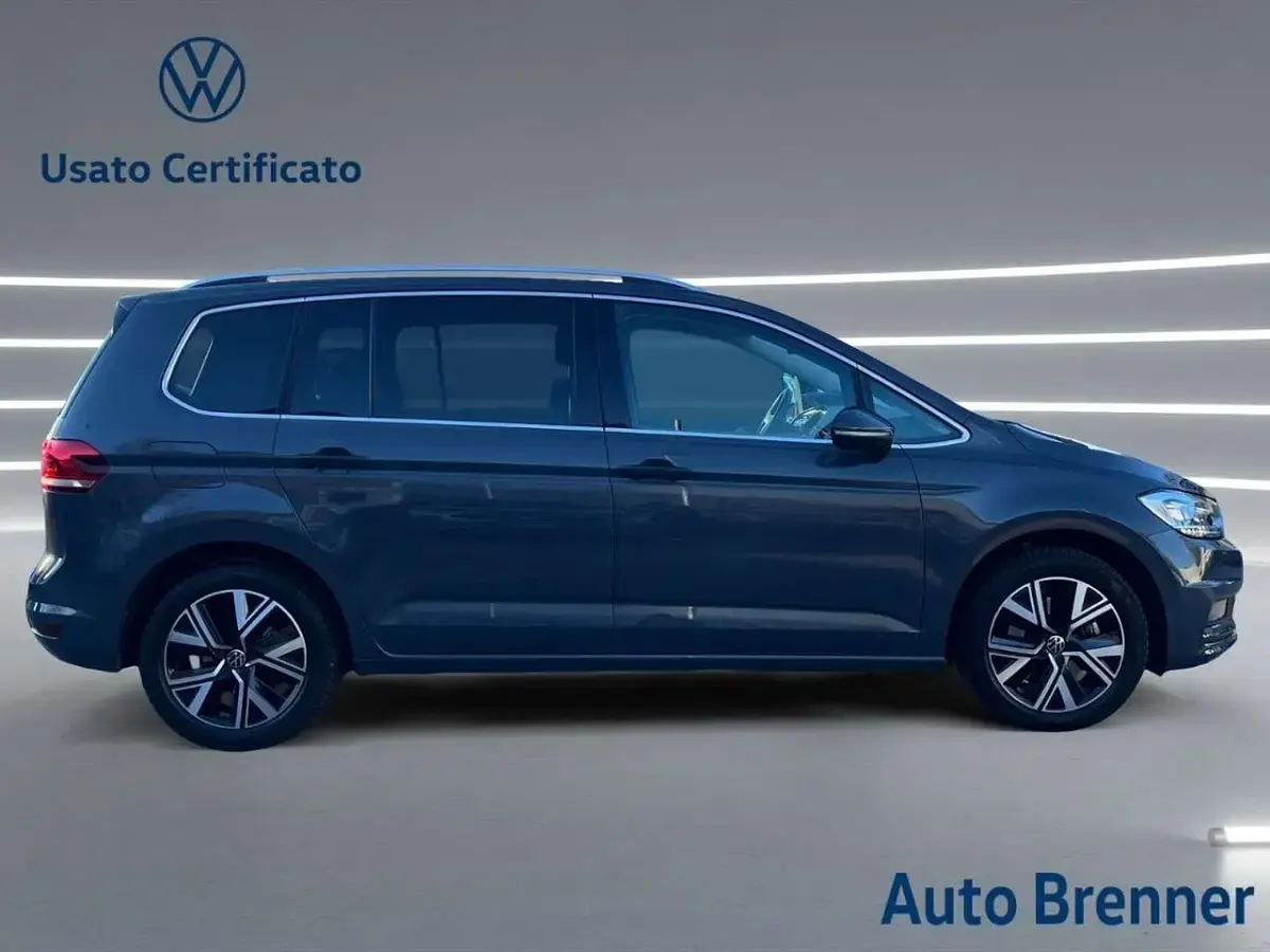Usata VW Touran Executive 150 CV (110 kW) 2024 Dolphine grau Monovolume