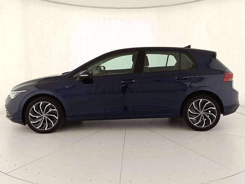 Usata VW Golf VIII Life 110 CV (80 kW) 2023 Atlantic blue metallizzato Berlina