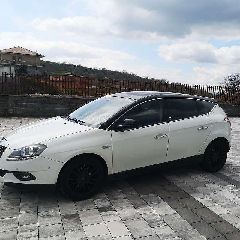 Usata Lancia Delta 120 CV (88 kW) 2009 Utilitaria
