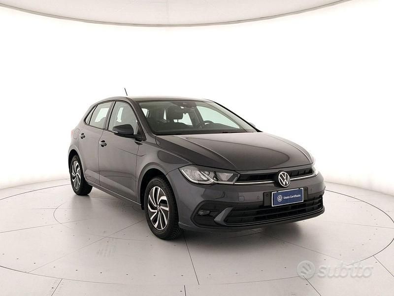 Usata VW Polo Life 95 CV (69 kW) 2023 Smoky grey metallizzato Utilitaria