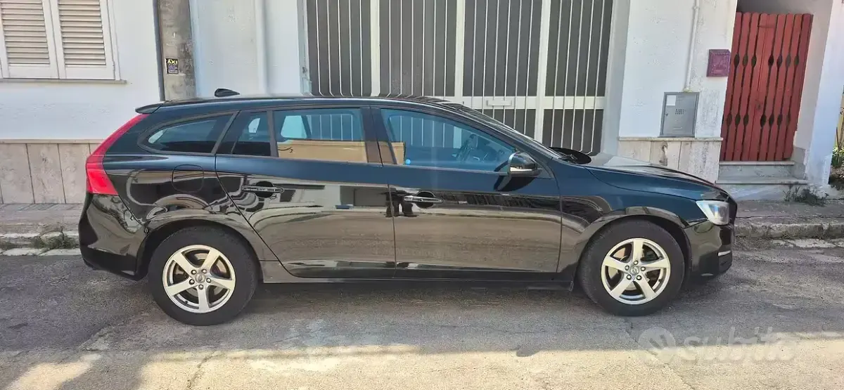 Usata Volvo V60 R-Design 115 CV (84 kW) 2015 Nero Station wagon