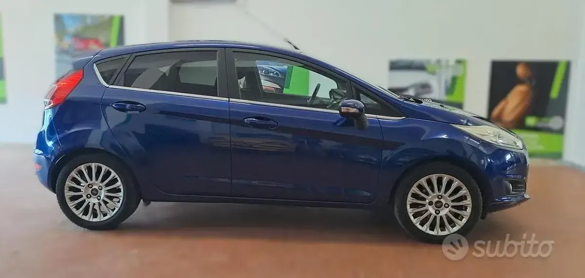 Usado Ford Fiesta Titanium 75 CV (55 kW) 2014 Azul Utilitario