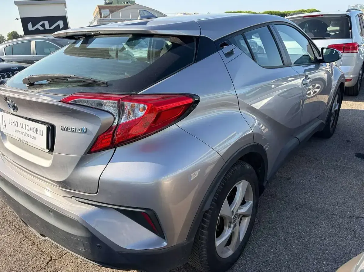 Usata Toyota C-HR Active 98 CV (72 kW) 2019 Argento SUV