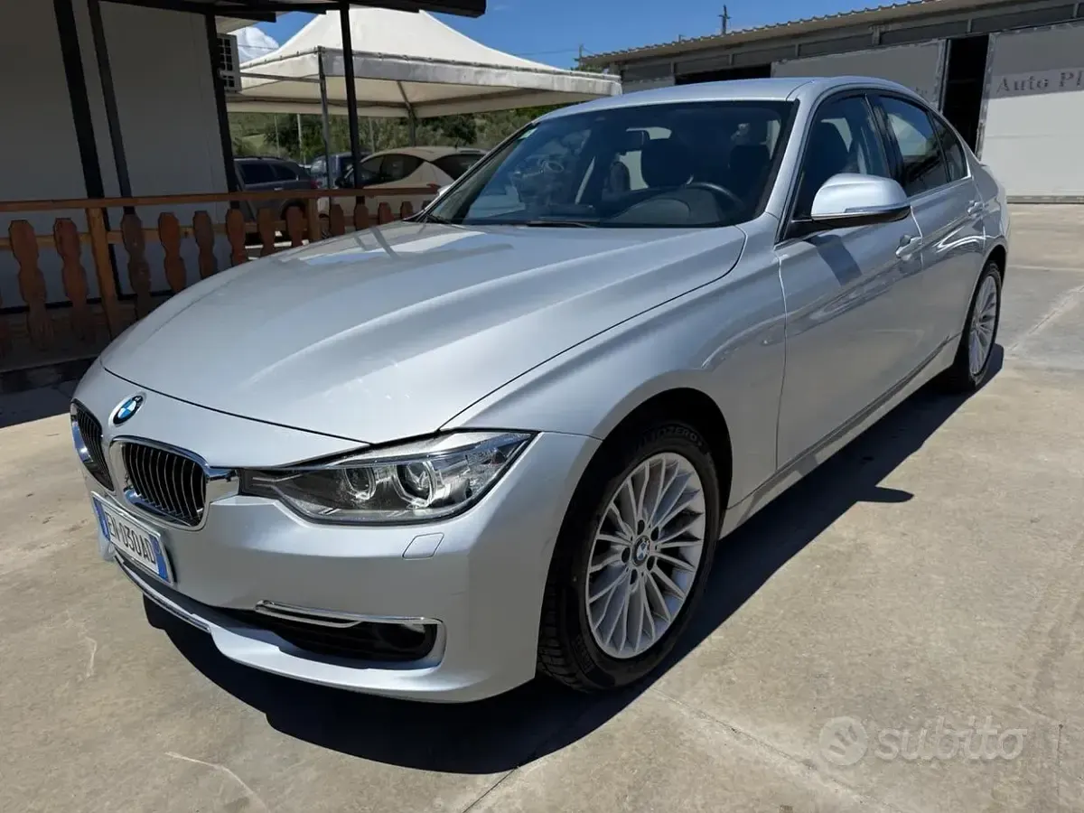 Usata BMW 318 143 CV (105 kW) 2012 Grigio Berlina
