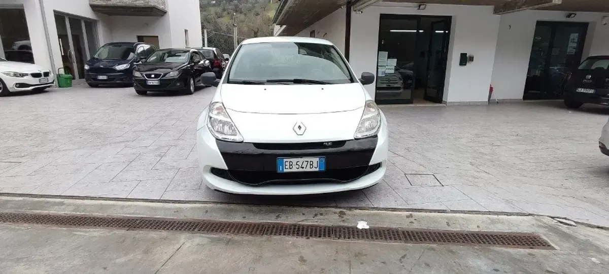 Begagnad Renault Clio II R.S. 200 HK (147 kW) 2010 Vit Sedan