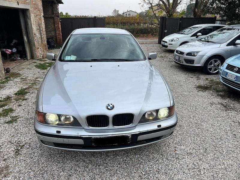 Grigio Usata 1998 BMW 525 Tre volumi | 3800 € (Buon prezzo) - Immagine 1/4