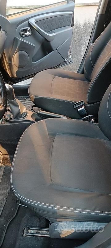 Usata Dacia Duster Lauréate 105 CV (77 kW) 2015 Nero SUV