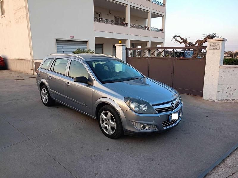 Usata Opel Astra Enjoy 101 CV (74 kW) 2007 Argento Station wagon