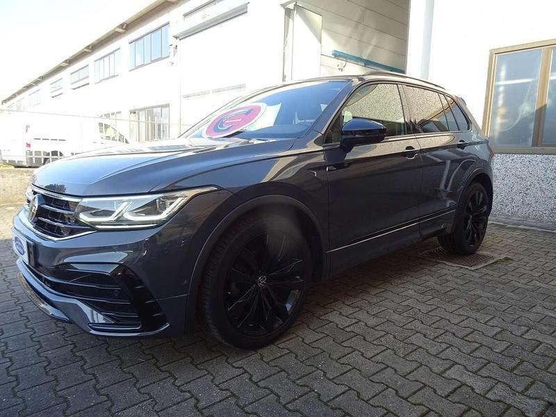 Usata VW Tiguan R-line 150 CV (110 kW) 2021 Metallizzato  grigio SUV