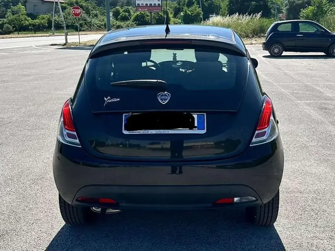 Usata Lancia Ypsilon Silver 69 CV (50 kW) 2012 Nero Utilitaria