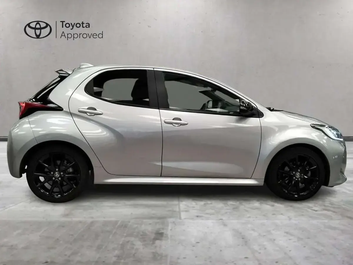 Usata Toyota Yaris Hybrid Lounge 116 CV (85 kW) 2022 Argento Berlina