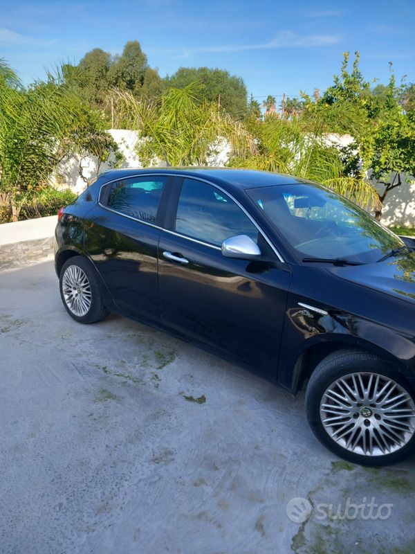 Nero Usata 2011 Alfa Romeo Giulietta Due volumi | 6800 € (Buon prezzo) - Immagine 1/4