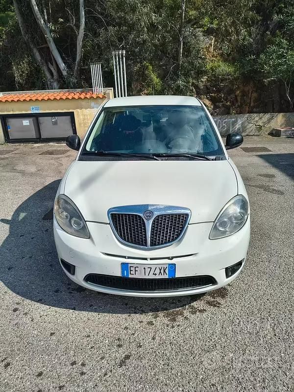 Usata Lancia Ypsilon 69 CV (50 kW) 2011 Bianco Utilitaria