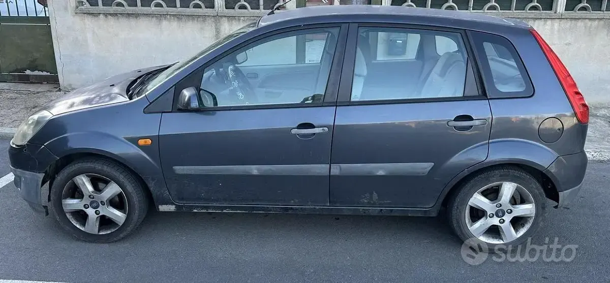 Begagnad Ford Fiesta 80 HK (58 kW) 2006 Blå Halvkombi