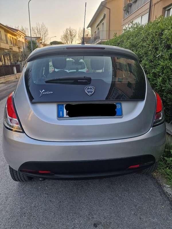 Usata Lancia Ypsilon Silver 80 CV (58 kW) 2013 Argento Utilitaria