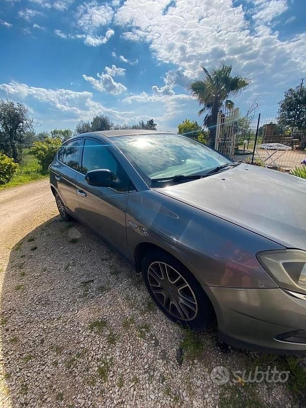 Usado Lancia Delta 109 CV (80 kW) 2008 Gris Utilitario