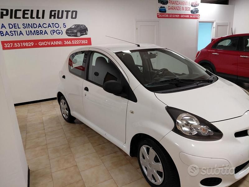 Usata Toyota Aygo 68 CV (50 kW) 2010 Bianco Utilitaria