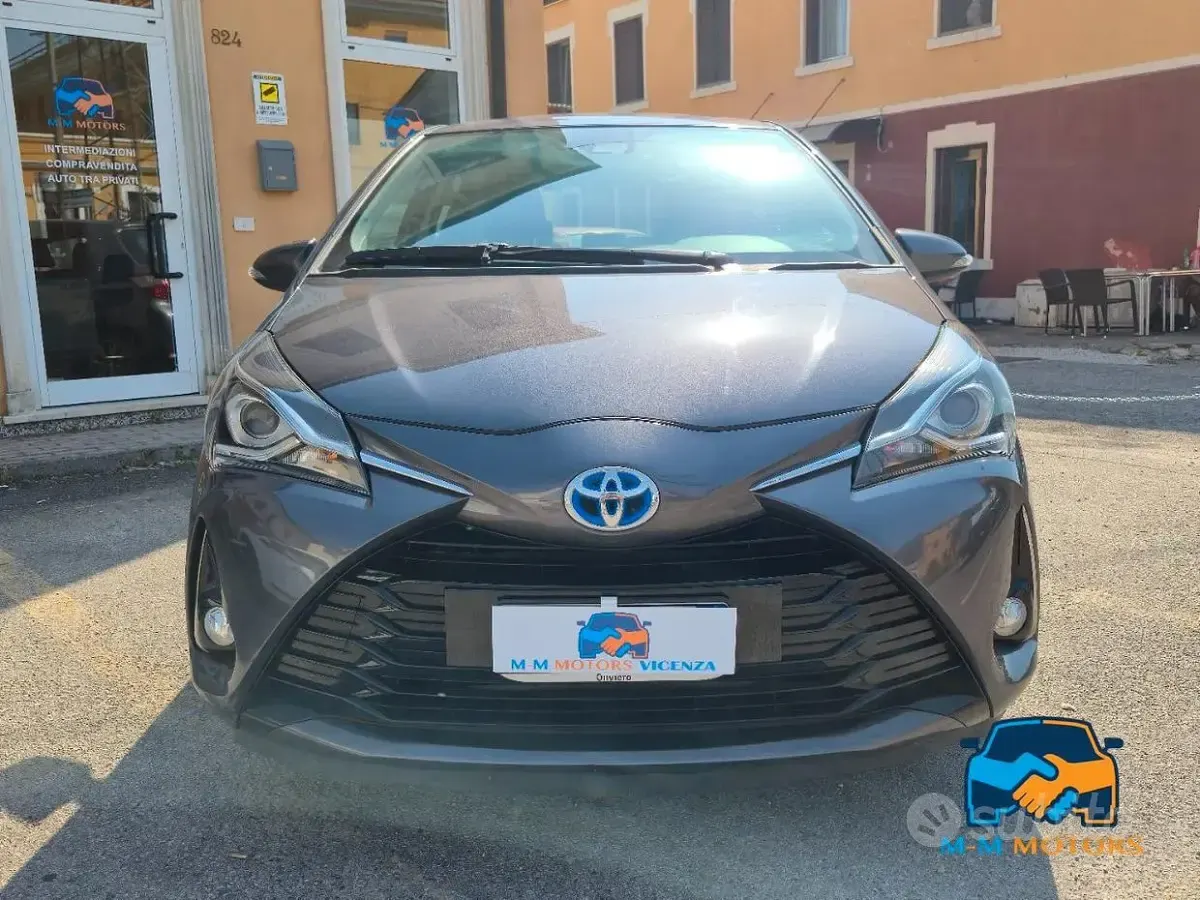 Begagnad Toyota Yaris Hybrid Style 73 HK (53 kW) 2017 Grå Sedan