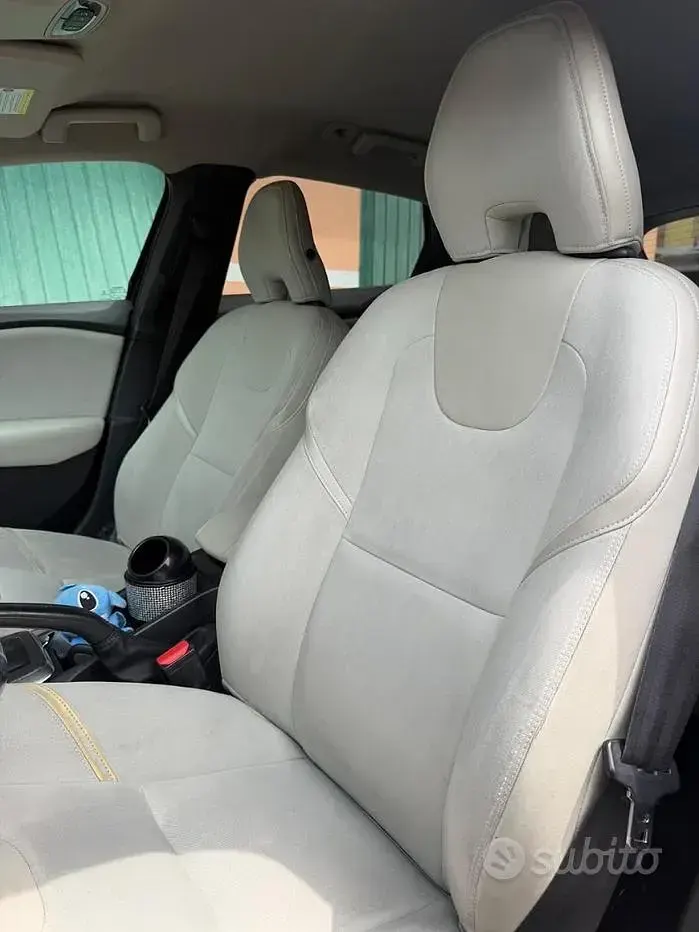 Usata Volvo V40 177 CV (130 kW) 2012 Nero Utilitaria
