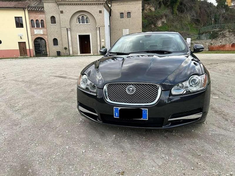 Grigio Usata 2011 Jaguar XF Luxury Tre volumi | 8500 € (Buon prezzo) - Immagine 1/4