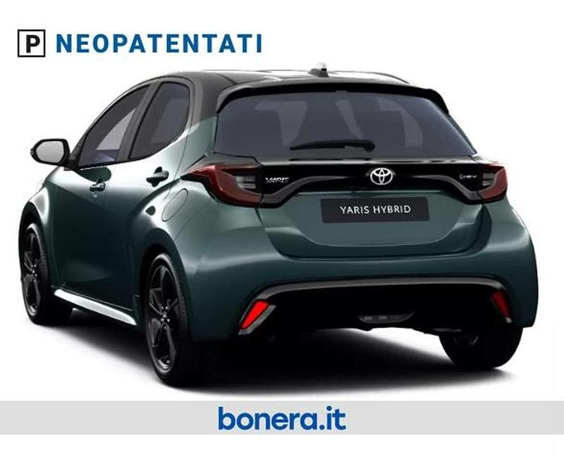 Nuova Toyota Yaris Hybrid Premium 131 CV (96 kW) 2026 Forest green & black Berlina