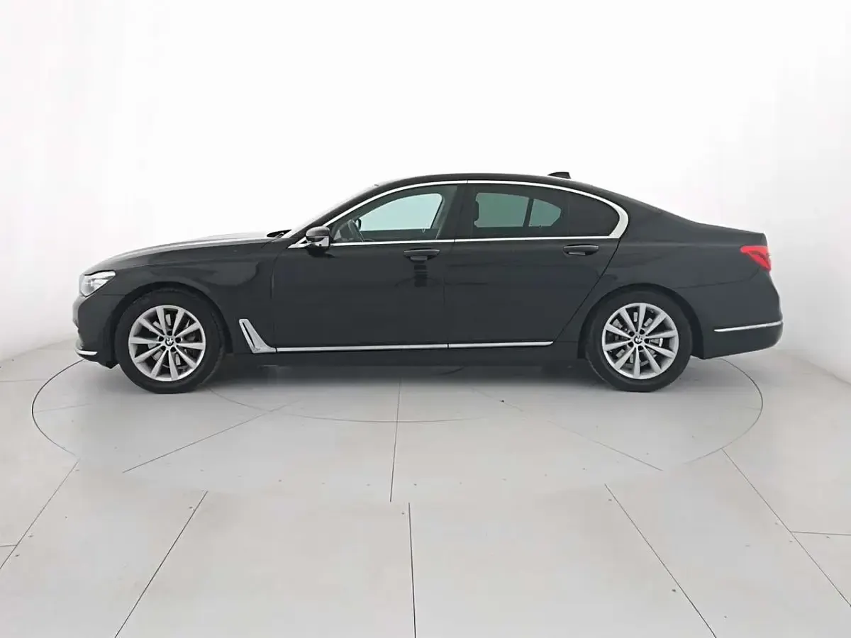 Usata BMW 730 265 CV (194 kW) 2019 Black sapphire Berlina
