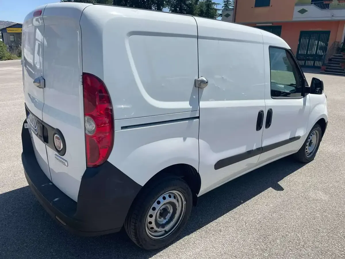 Usata Fiat Doblò 105 CV (77 kW) 2022 Bianco Monovolume