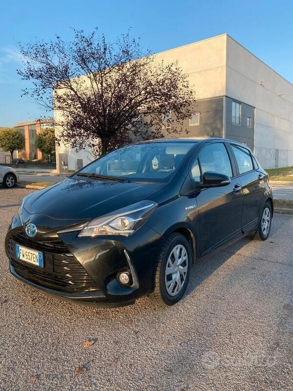 Usata Toyota Yaris Hybrid 111 CV (81 kW) 2019 Nero Berlina