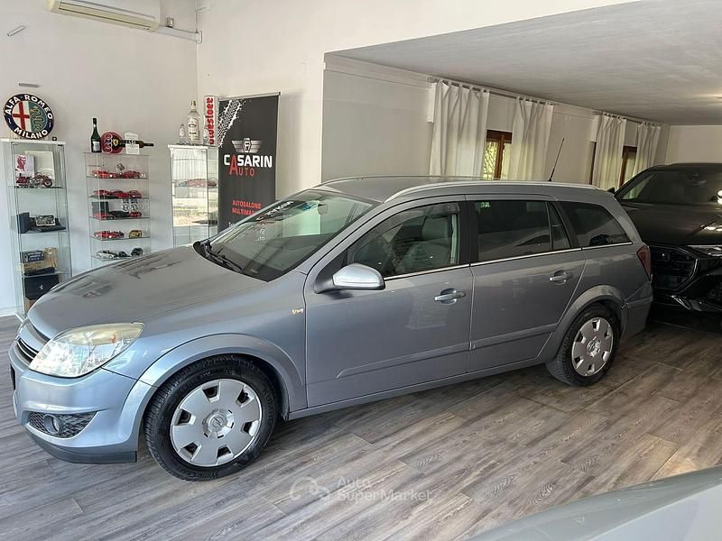 Usata Opel Astra 101 CV (74 kW) 2008 Gray Station wagon