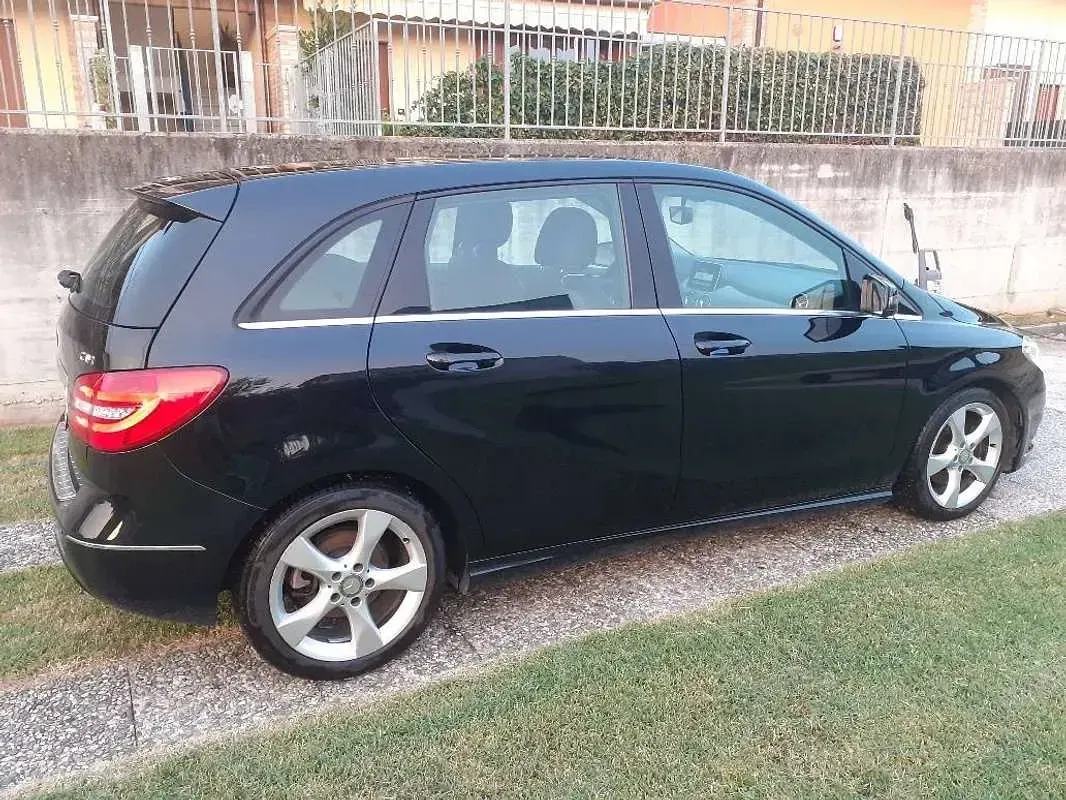 Usata Mercedes B200 Premium 136 CV (100 kW) 2014 Nero Utilitaria