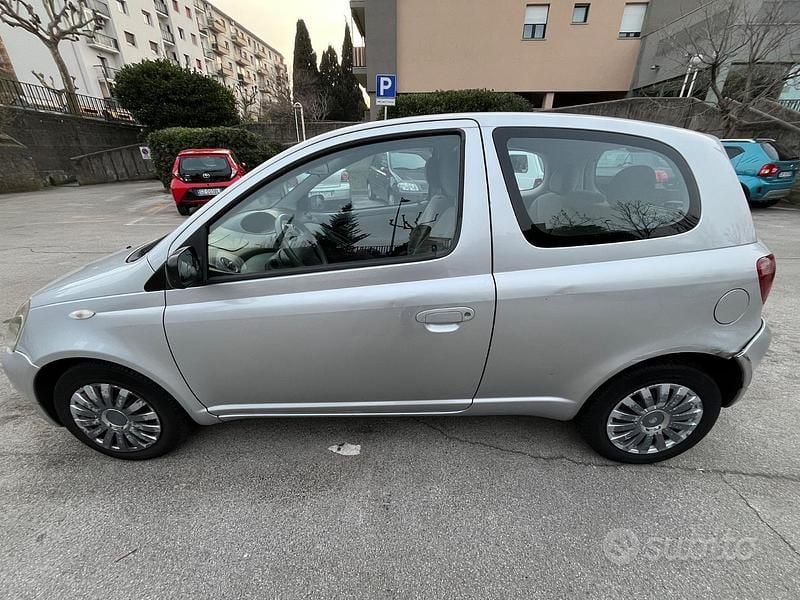 Usata Toyota Yaris 2001 Grigio Utilitaria