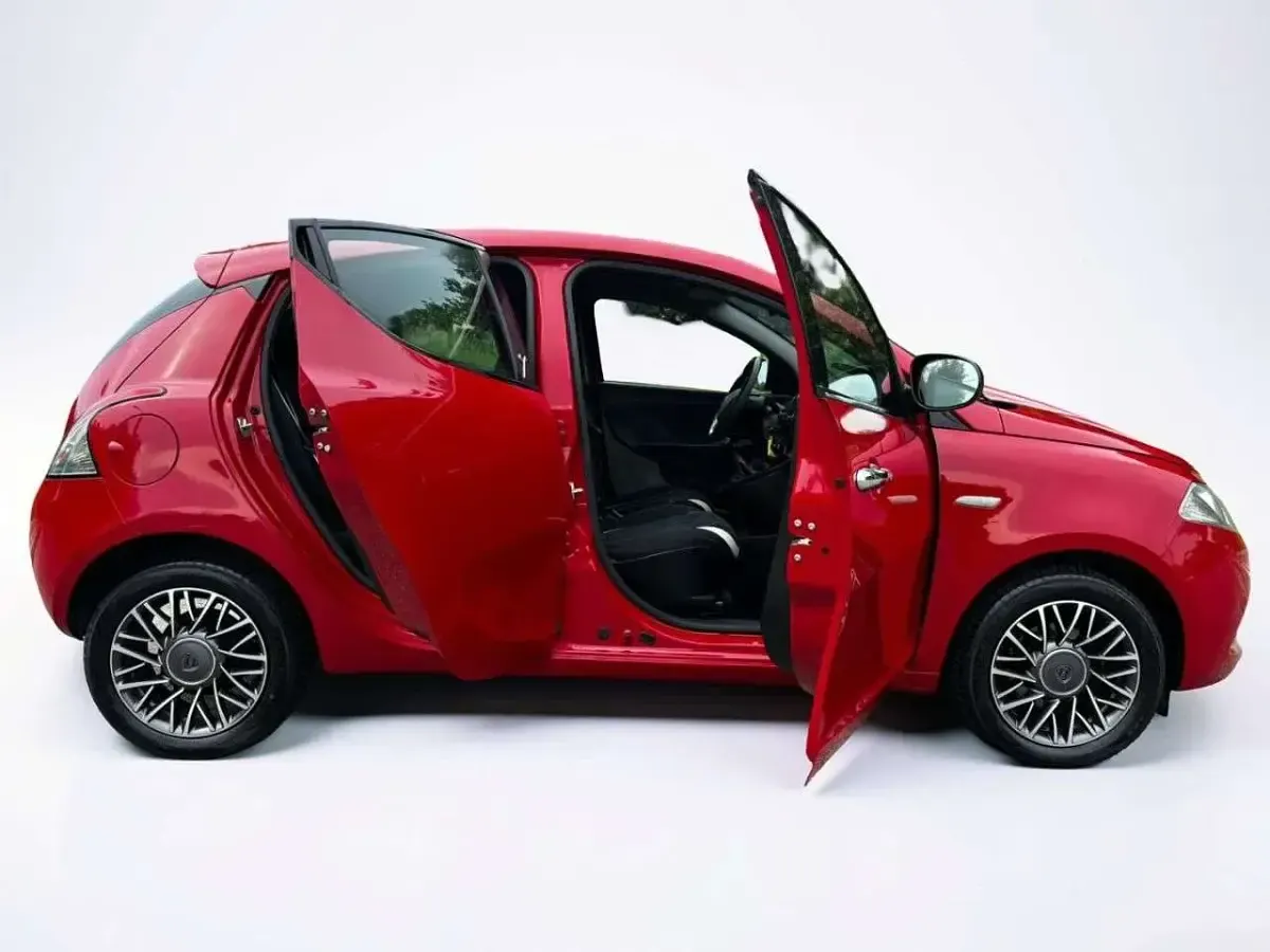 Usata Lancia Ypsilon Gold 95 CV (69 kW) 2016 Rosso Utilitaria