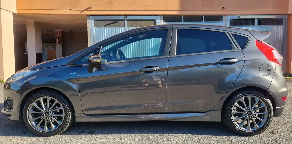 Usata Ford Fiesta ST-Line 95 CV (69 kW) 2017 Grigio Utilitaria