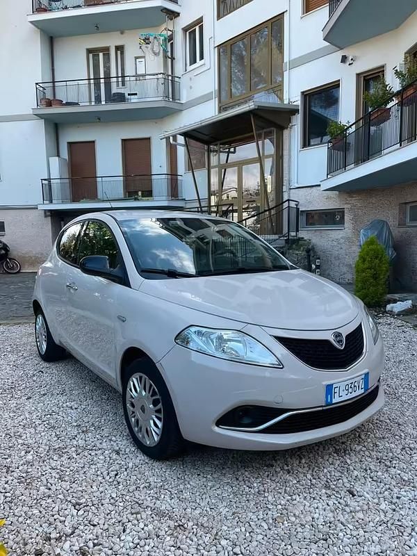 Usata Lancia Ypsilon Gold 69 CV (50 kW) 2017 Utilitaria