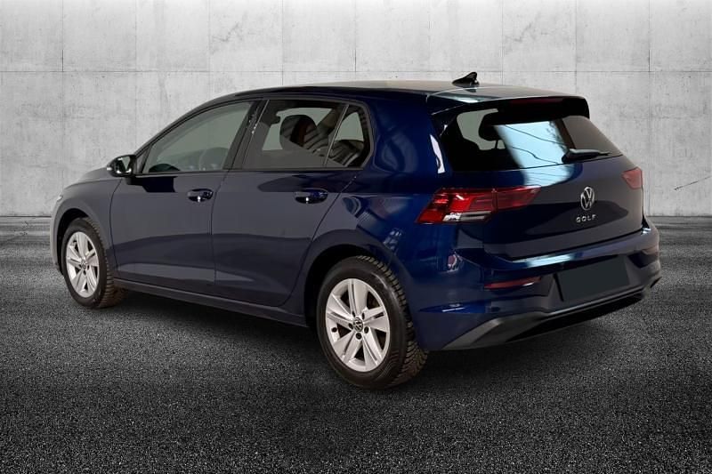 Usata VW Golf VIII Life 116 CV (85 kW) 2023 Blu metallizzato Berlina