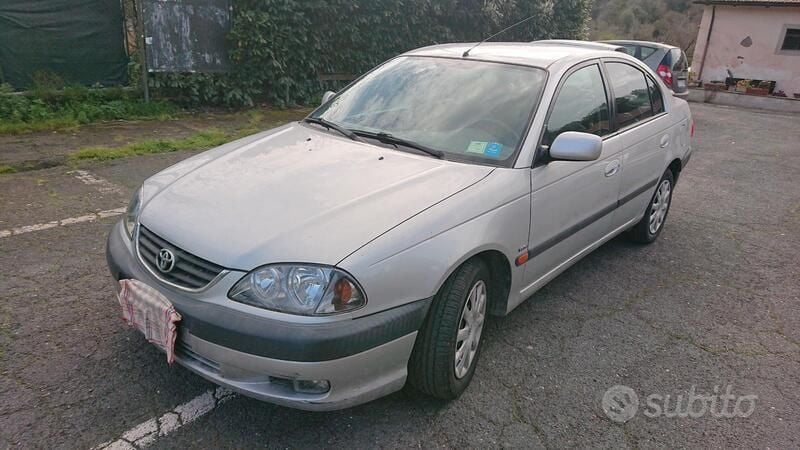 Grigio Usata 2001 Toyota Avensis Tre volumi | 3000 € - Immagine 1/4