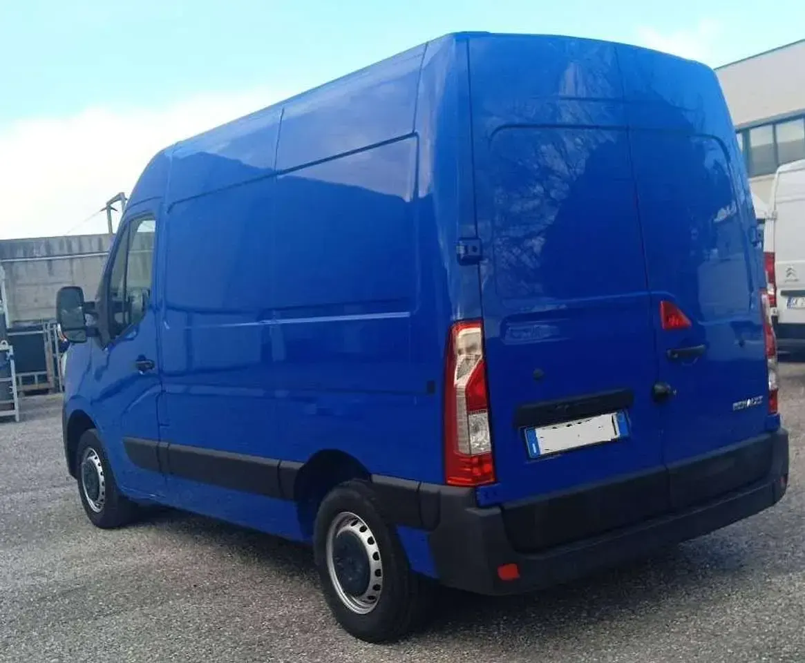 Usata Renault Master 136 CV (100 kW) 2023 Blu/azzurro Monovolume