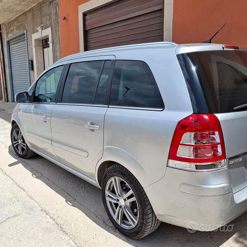 Usata Opel Zafira 125 CV (91 kW) 2012 Grigio Monovolume