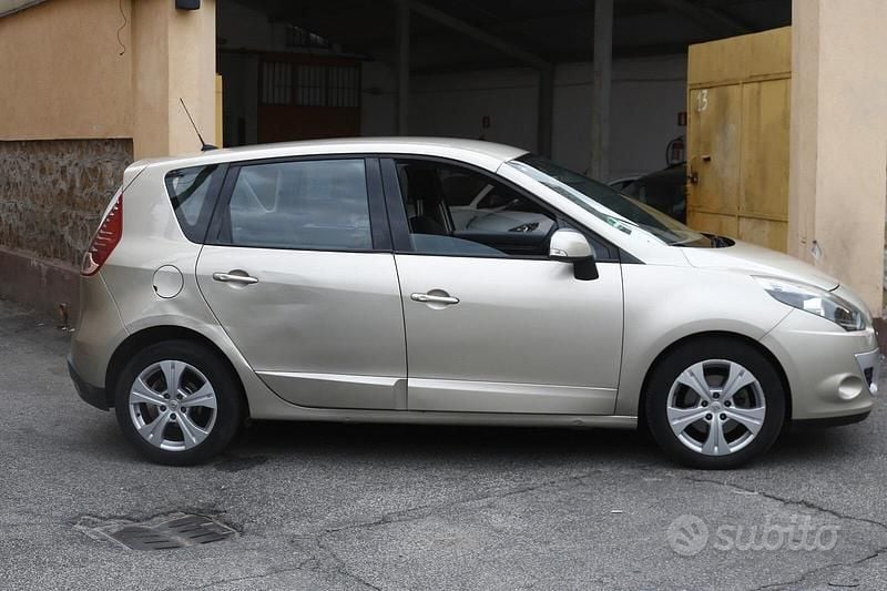 Marrone Usata 2010 Renault Scénic III Luxe Monovolume | 2900 € (Ottimo prezzo) - Immagine 1/4