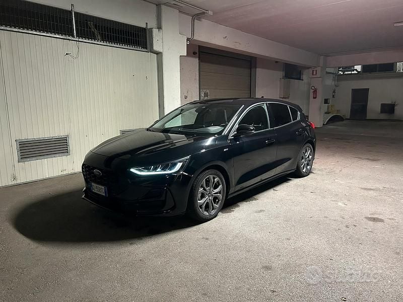 Nero Usata 2023 Ford Focus ST-Line Berlina | 18.000 € (Buon prezzo) - Immagine 1/4