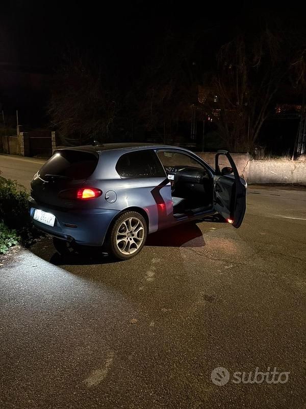 Usata Alfa Romeo 147 120 CV (88 kW) 2007 Blu Utilitaria