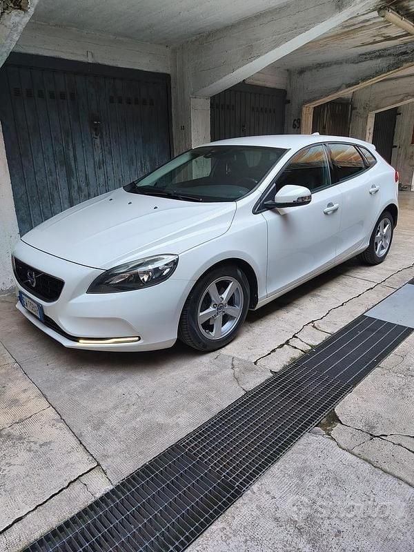 Usata Volvo V40 115 CV (84 kW) 2014 Bianco Berlina