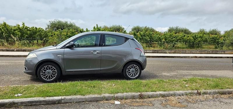 Usata Lancia Ypsilon Platinum 69 CV (50 kW) 2011 Grigio Utilitaria