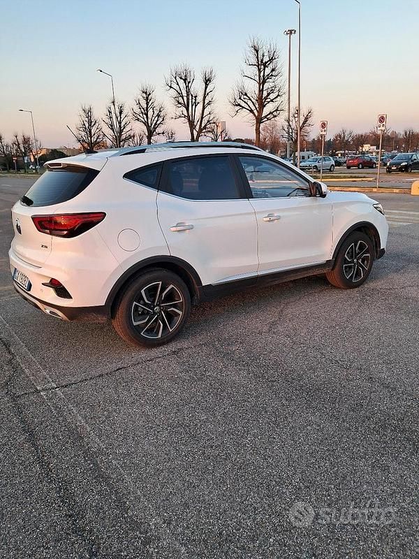 Usata MG ZS Luxury 111 CV (81 kW) 2024 Bianco SUV