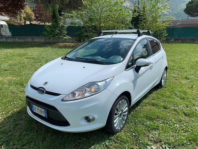 Usata Ford Fiesta Titanium 68 CV (50 kW) 2010 Bianco Utilitaria