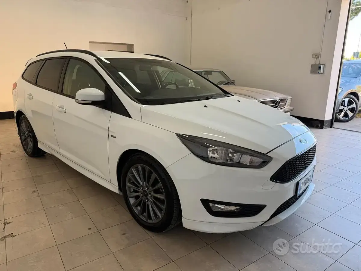 Usata Ford Focus ST 120 CV (88 kW) 2018 Bianco Station wagon